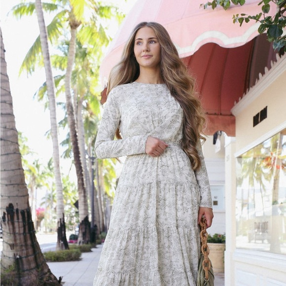 ISO !! I am looking for these Dainty jewells dresses in a size medium and maxi! - Picture 5 of 5